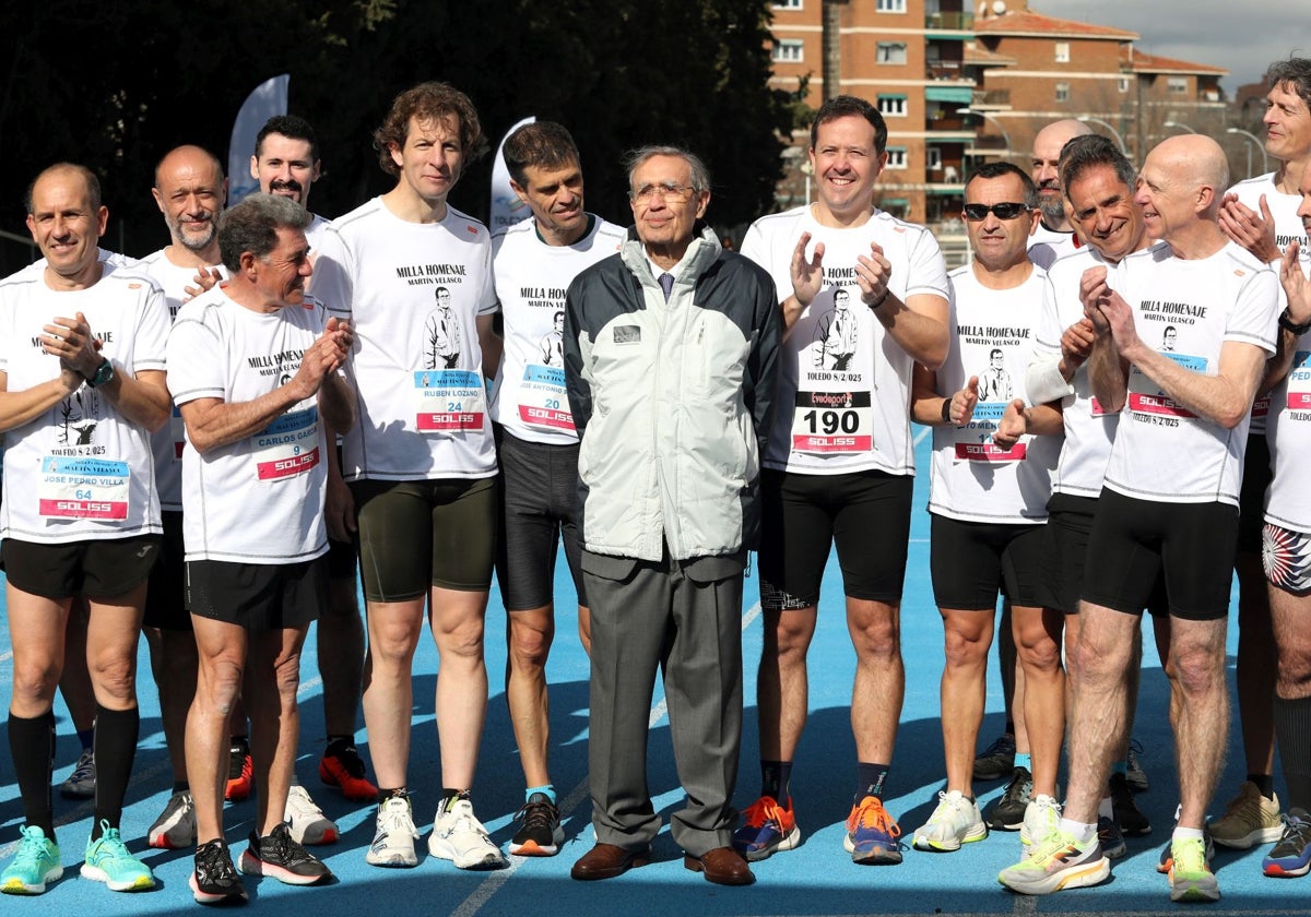 Martín Velasco en el centro de la imagen durante el homenaje