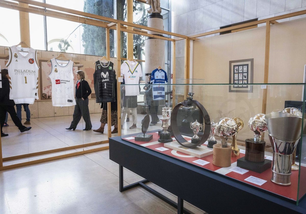 Marta Rivera de la Cruz, en su visita a la exposición 'Invictus'