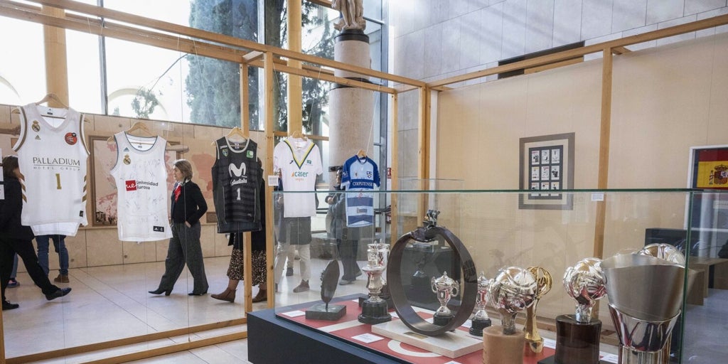 Descubre la grandeza del deporte madrileño en 'Invictus': una exposición gratuita de trofeos y logros