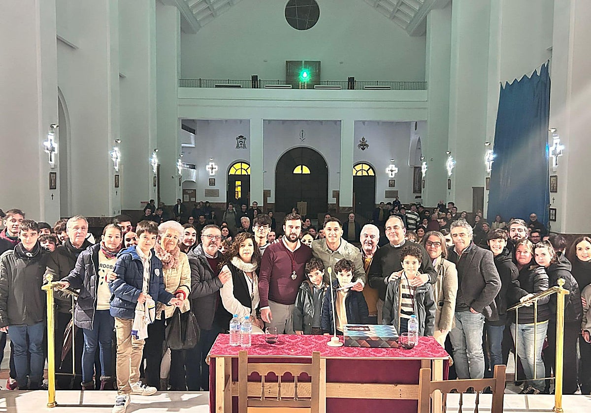 Christian Carracedo, en el centro a la derecha, con el hermano mayor, el párroco y un nutrido grupo de asistentes