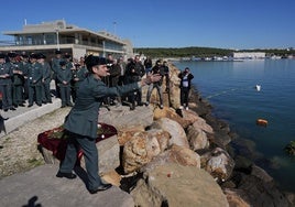 Juanma Moreno recuerda a los guardias civiles asesinados en Barbate y urge a adoptar más medidas en el Estrecho