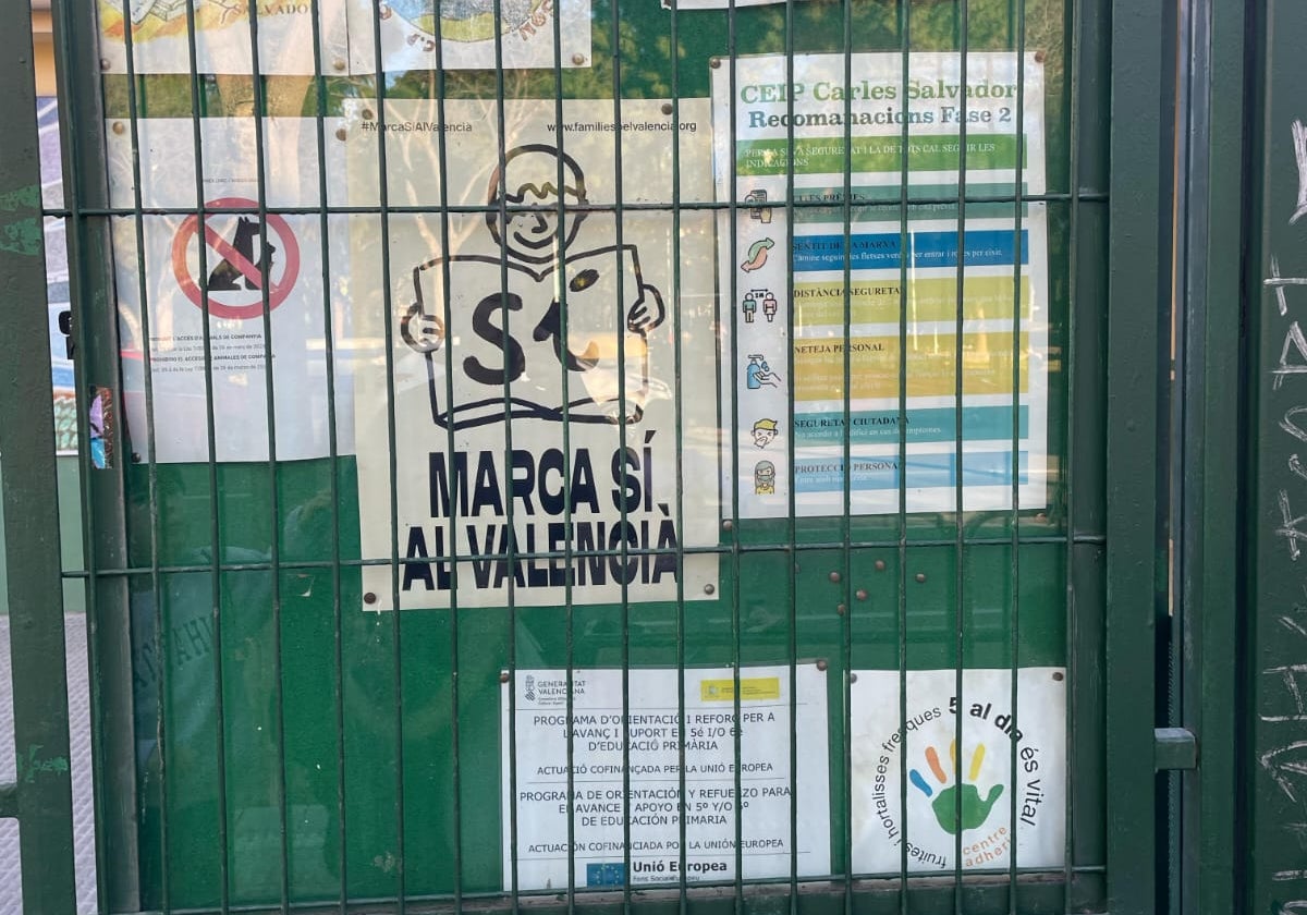 Cartel pidiendo el voto para el valenciano en el colegio CEIP Carles Salvador de Castellón