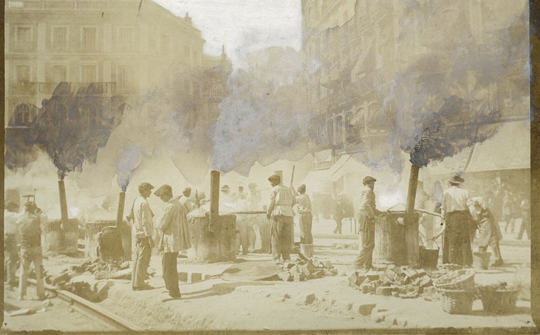 Imagen principal - Arriba, obreros asfaltando, en 1900. Abajo, izquierda, otra imagen del asfaltado en la Puerta del Sol, en 1903. Dcha, el asfalto amontonado sobre un bache, en un 'arreglo' muy critcado por la prensa