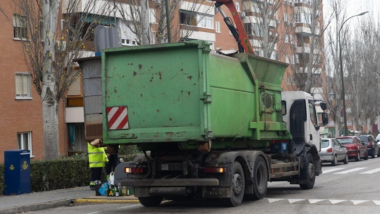 Muere una mujer atropellada por un camión de la basura en un pueblo de Madrid