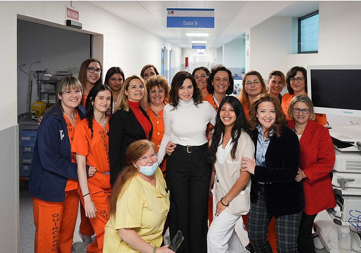 La presidenta Díaz Ayuso, con trabajadoras del Hospital Puerta de Hierro-Majadahonda