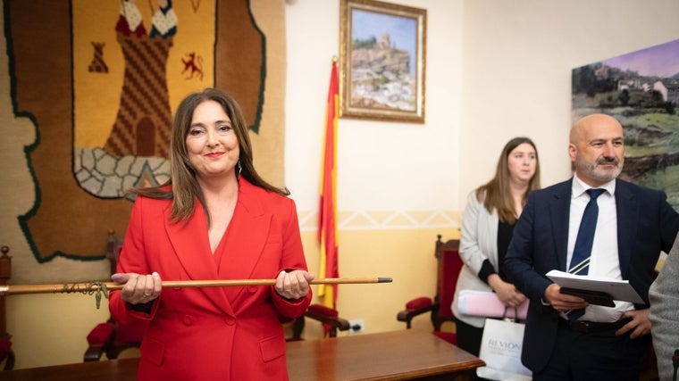 La socialista Remedios Gámez, nueva alcaldesa de Montefrío, con el bastón de mando