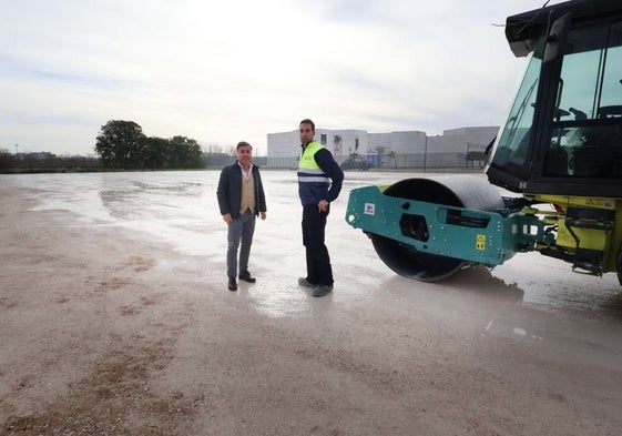 El concejal de Infraestructuras, durante la presentación del solar