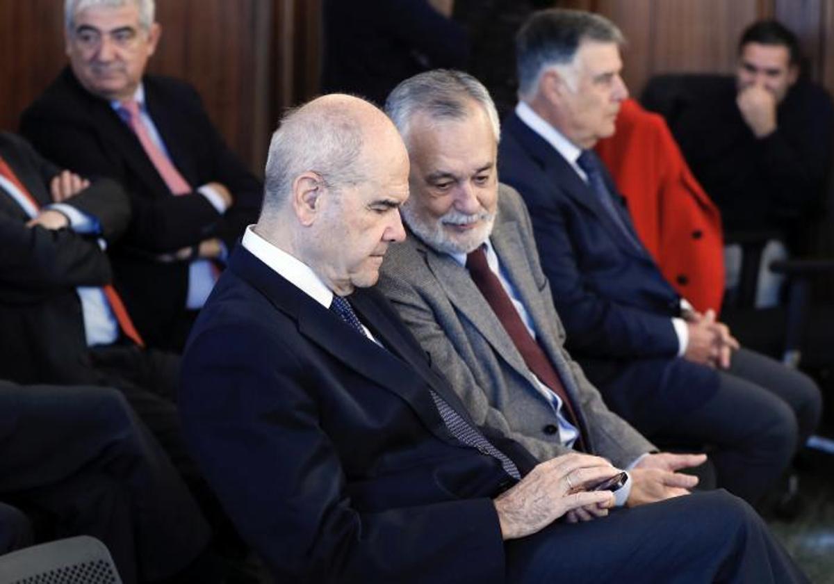 Manuel Chaves y José Antonio Griñán sentados en el banquillo durante un juicio