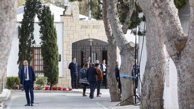 Acceso al Cementerio municipal de El Campello, donde se ha realizado la inhumación de Rafael Altarmira y su esposa, Pilar Redondo