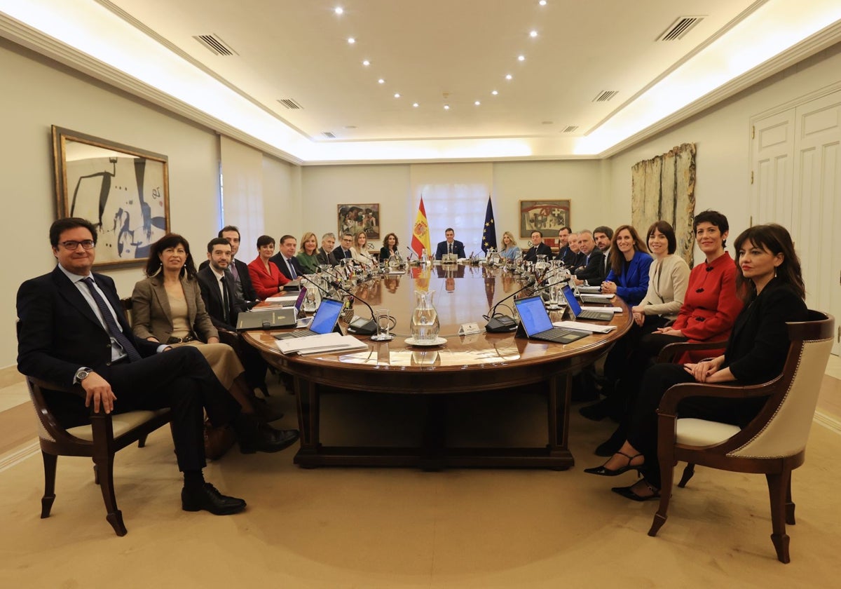 El presidente del Gobierno, Pedro Sánchez, junto a los miembros del Consejo de Ministros