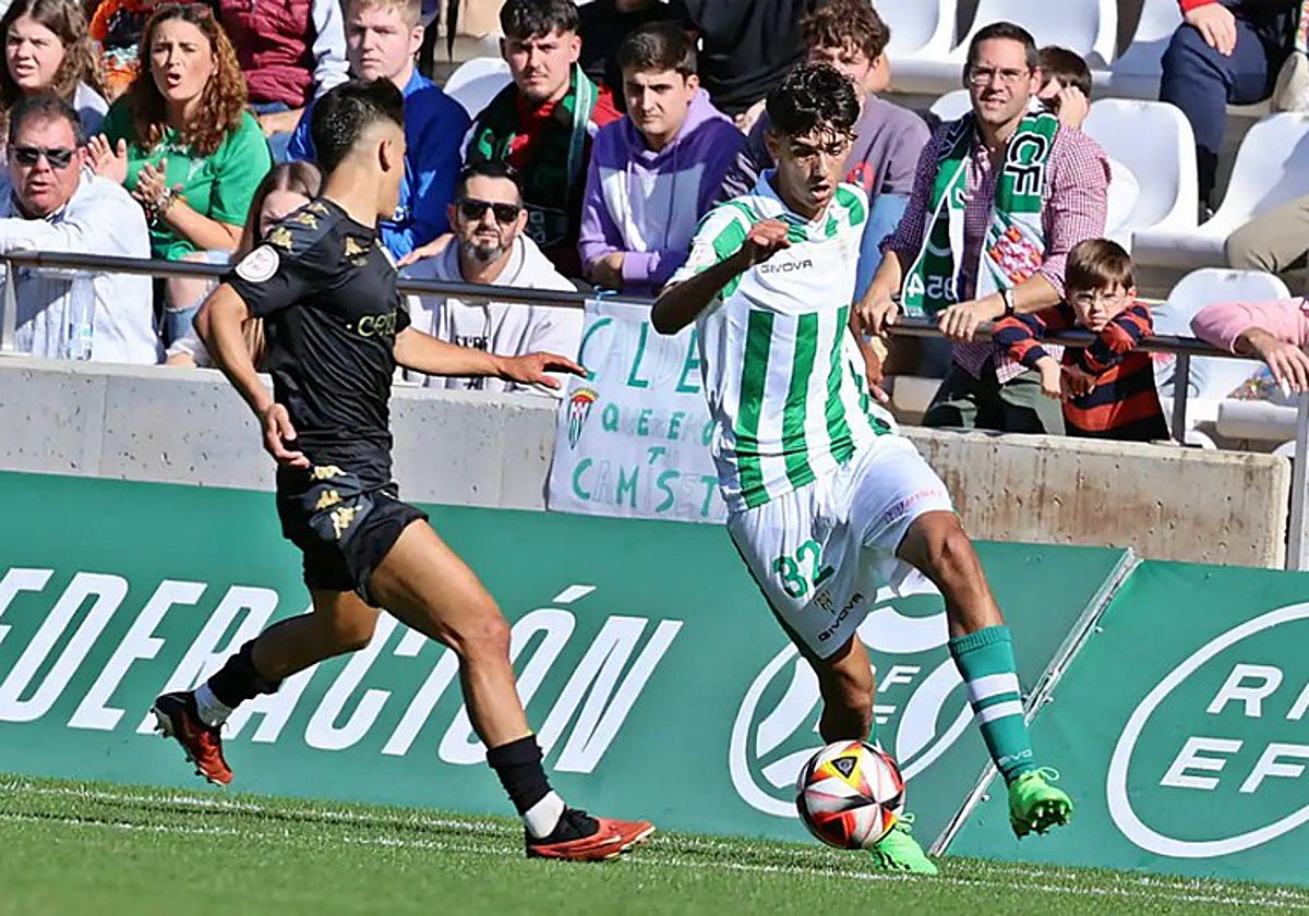 El jugador del filial blanquiverde Álex López durante su debut