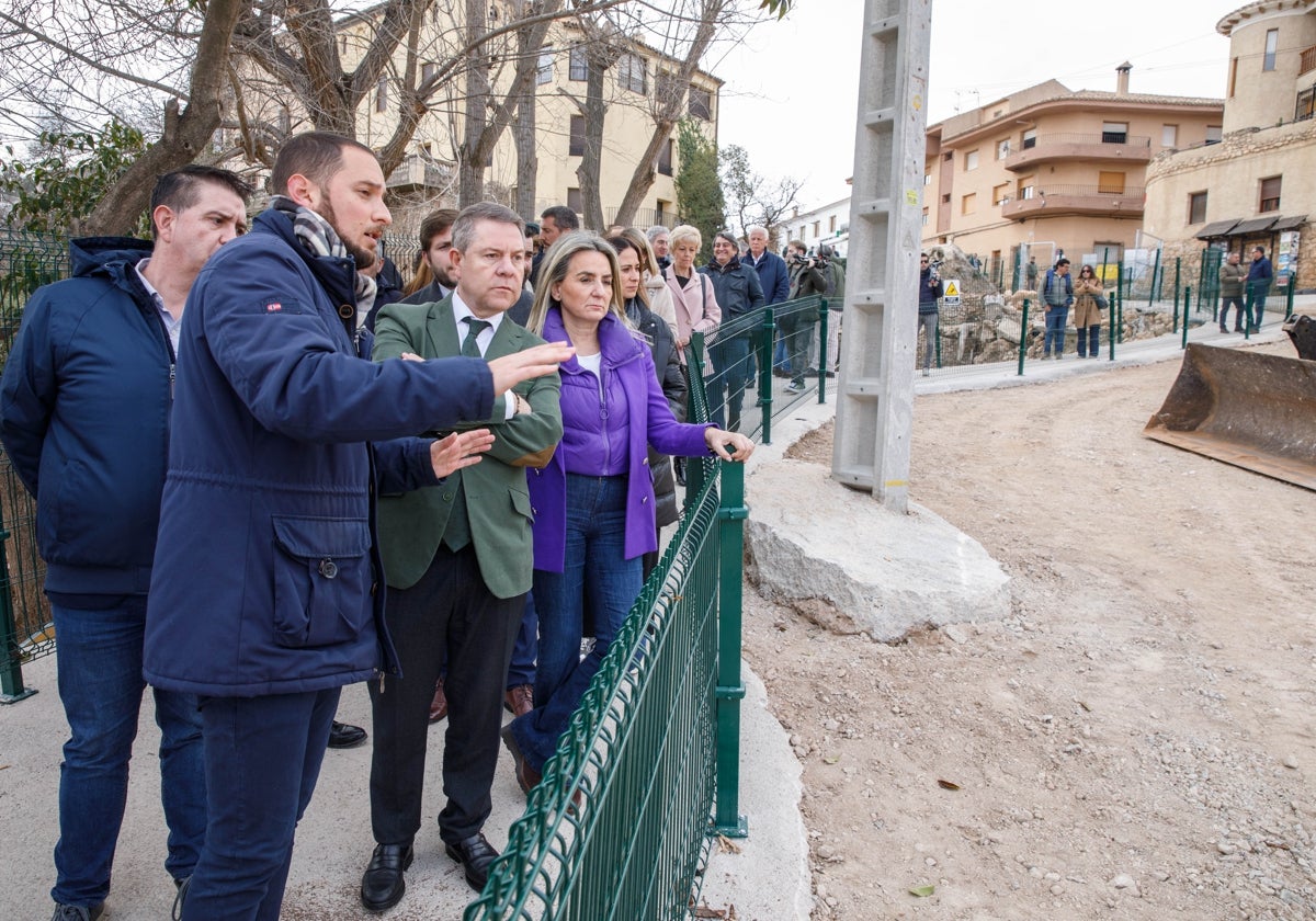 El alcalde de Letur, Sergio Marín, explica a García-Page y a Milagros Tolón alguna de las actuaciones tras la dana