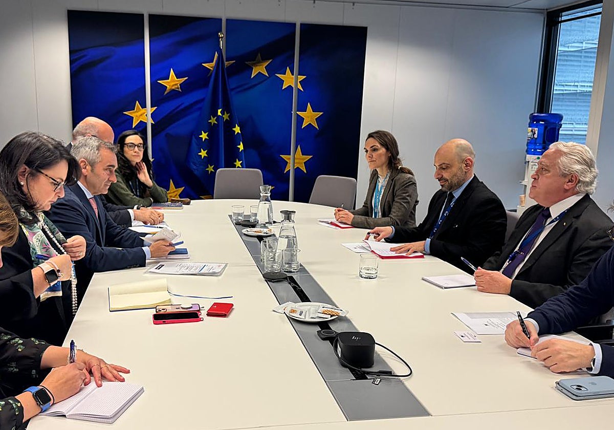 El conseller Miguel Barrachina (izda.) en una de sus reuniones en Bruselas con dirigentes comunitarios europeos