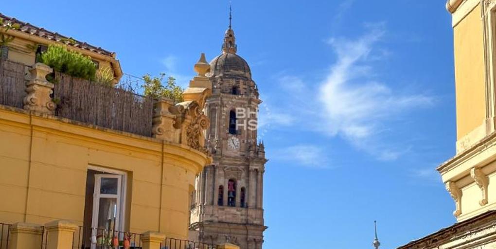 A la venta un piso en Málaga diseñado por el arquitecto del Teatro Cervantes por menos de un millón de euros