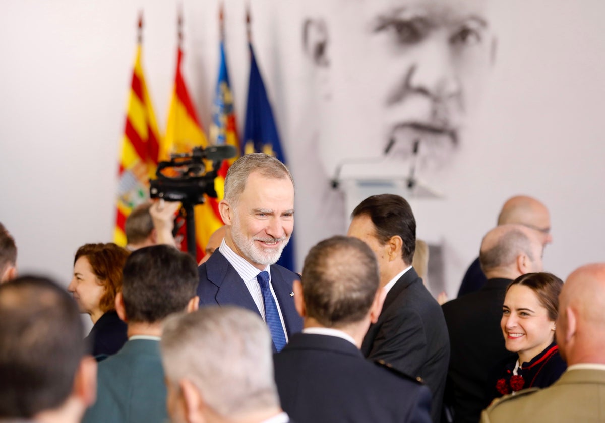 El Rey Felipe VI, este lunes en El Campello (Alicante) en al acto de homenaje a Rafael Altamira, en la imagen del fondo