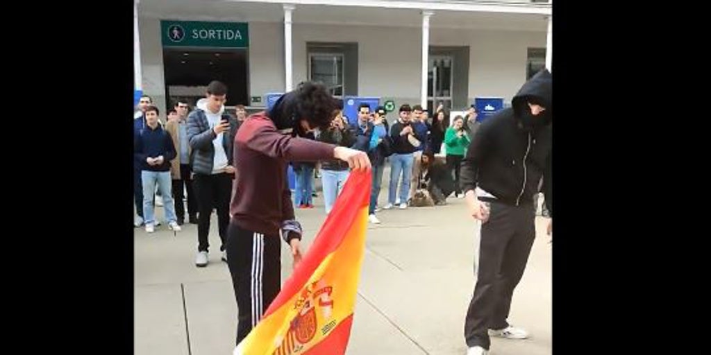 Independentistas catalanes queman una bandera de España en el campus de la UPF