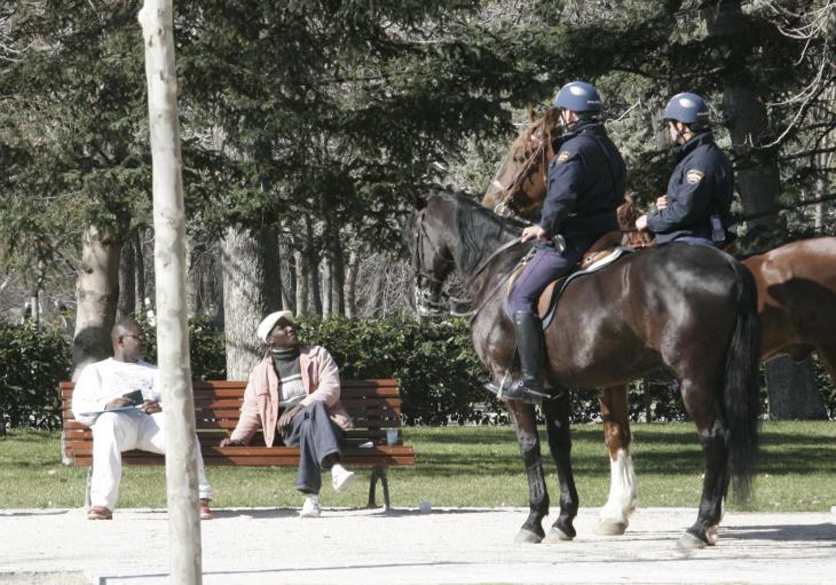 La Policía Municipal de Madrid patrulla los Jardines del Buen Retiro a caballo