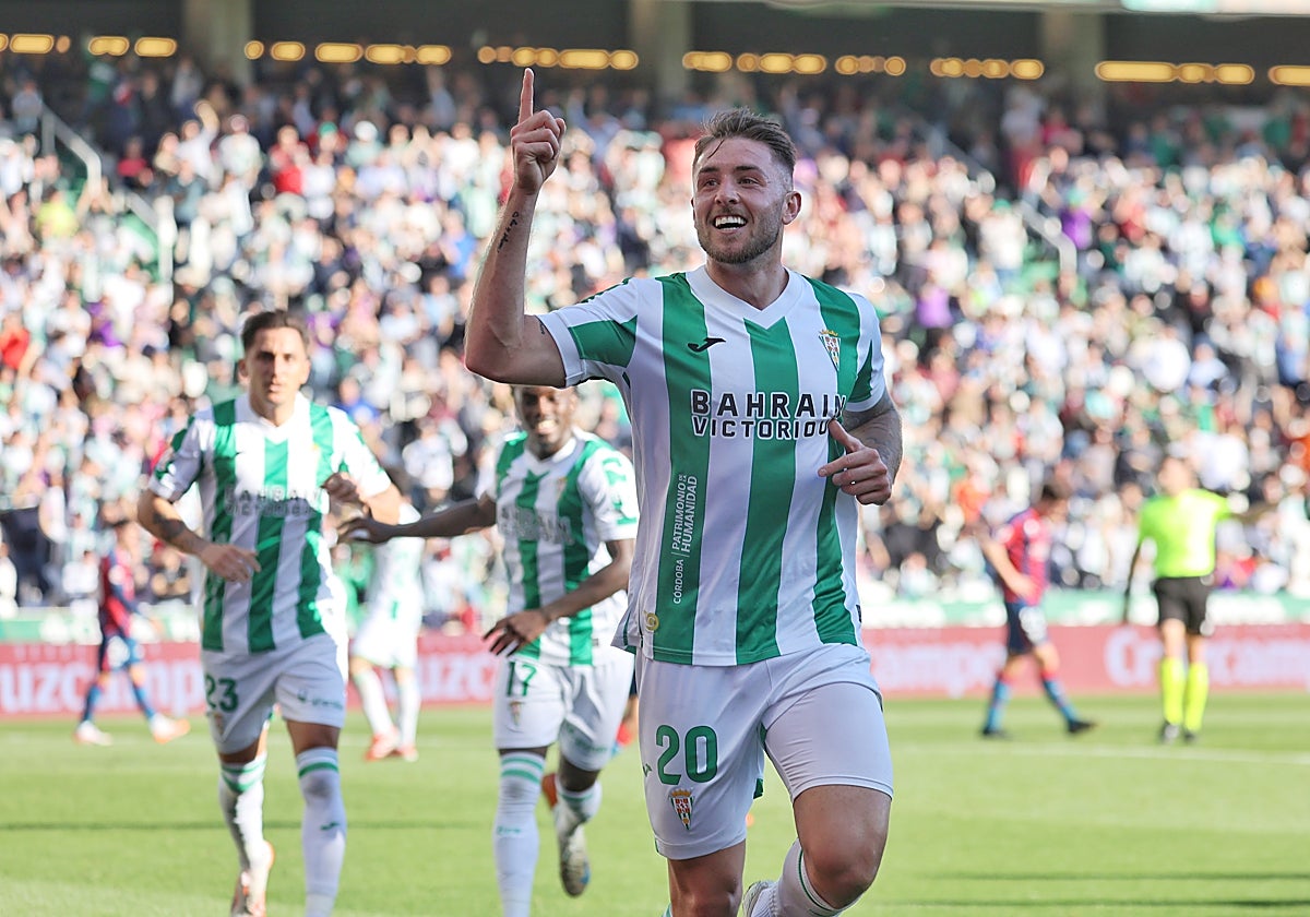 Antonio Casas celebra su gol ante el Huesca en El Arcángel
