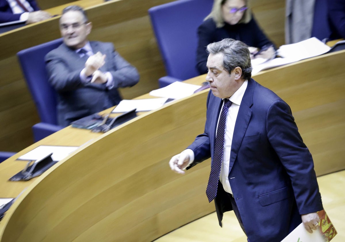 Imagen de archivo del portavoz de Vox en las Cortes Valenciana, José María Llanos., con el vicepresidente segundo de la Generalitat, Francisco José Gan Pampols, en un segundo plano