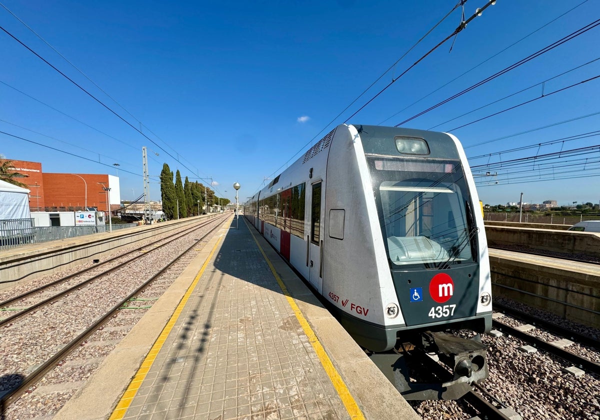 Imagen de un tren de Metrovalencia