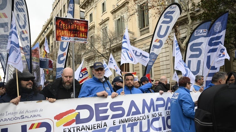 Decenas de policías protestan por el traspaso de inmigración a los Mossos: «No vamos a consentir una amenaza tan grave para la seguridad de España»