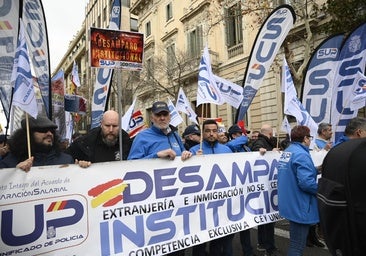 Decenas de policías protestan por el traspaso de inmigración a los Mossos