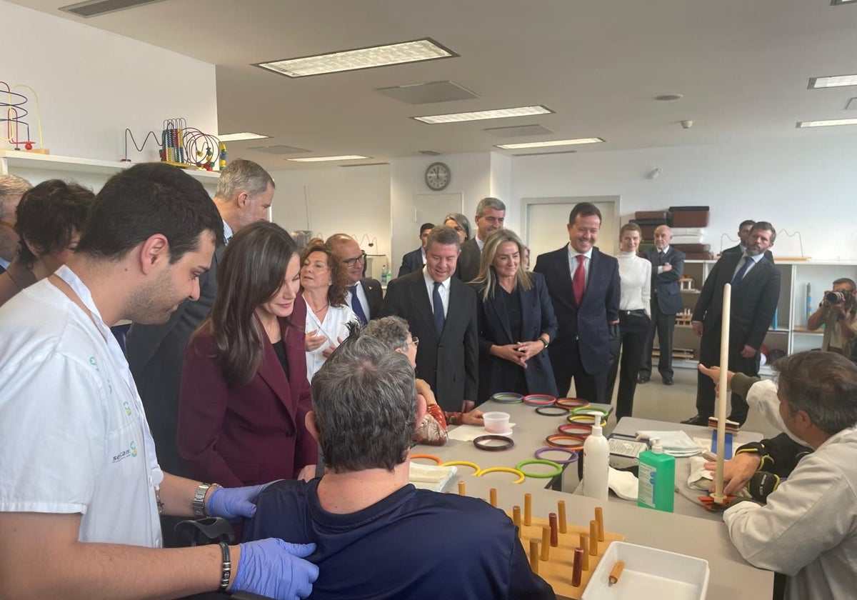 Los Reyes y otras autoridades en su visita al Hospital de Parapléjicos