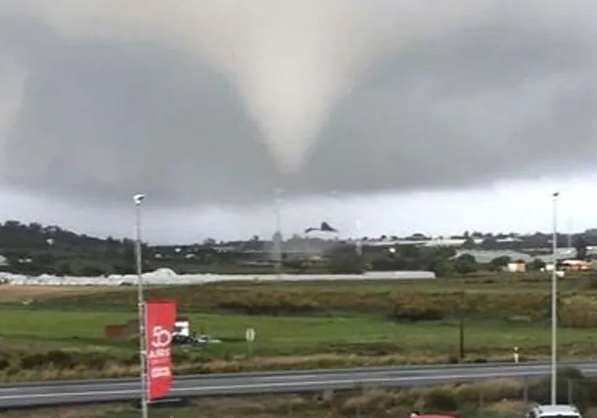 Imagen del tornado que ha destrozado techos, calles, tendido eléctrico y árboles en Ayamonte e Isla Cristina
