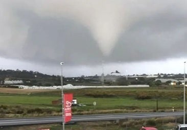 Un tornado destroza tendido eléctrico, árboles y techos de viviendas en Ayamonte