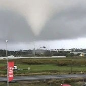 Imagen del tornado que ha destrozado techos, calles, tendido eléctrico y árboles en Ayamonte e Isla Cristina