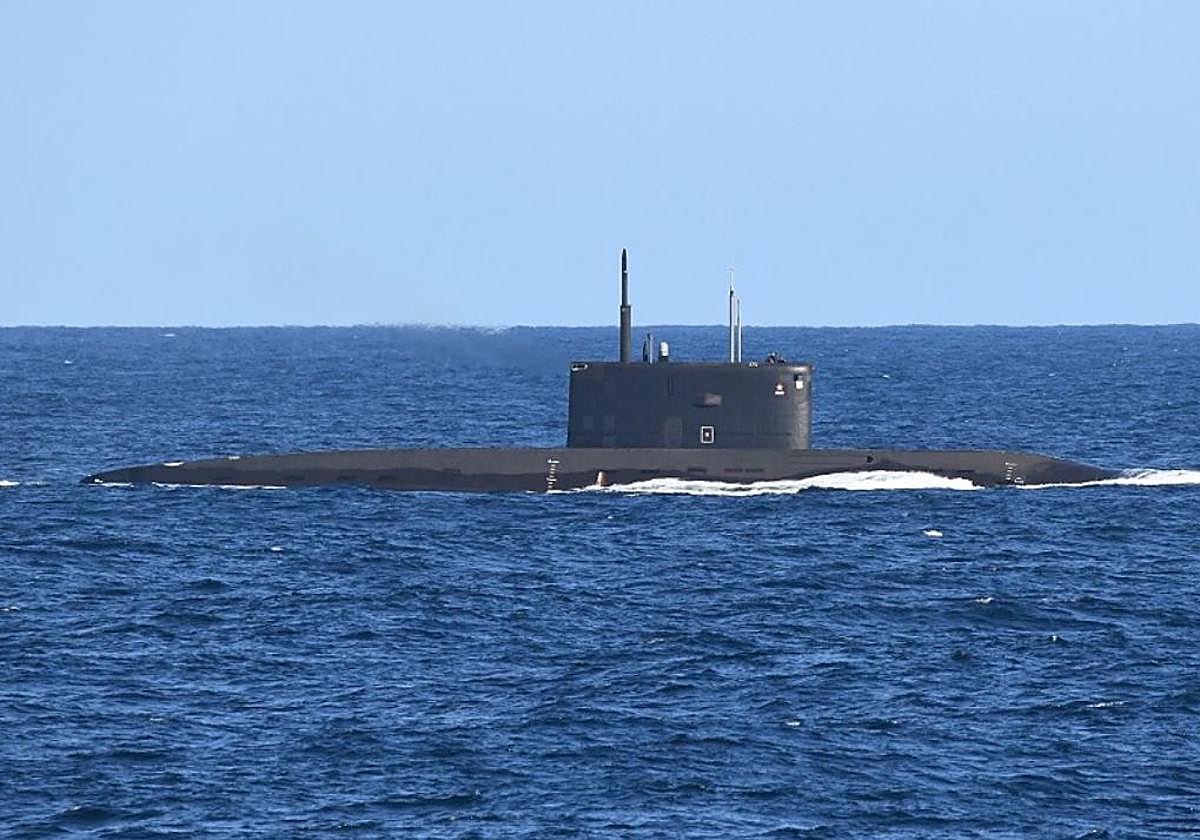 El submarino ruso seguido por los dos buques