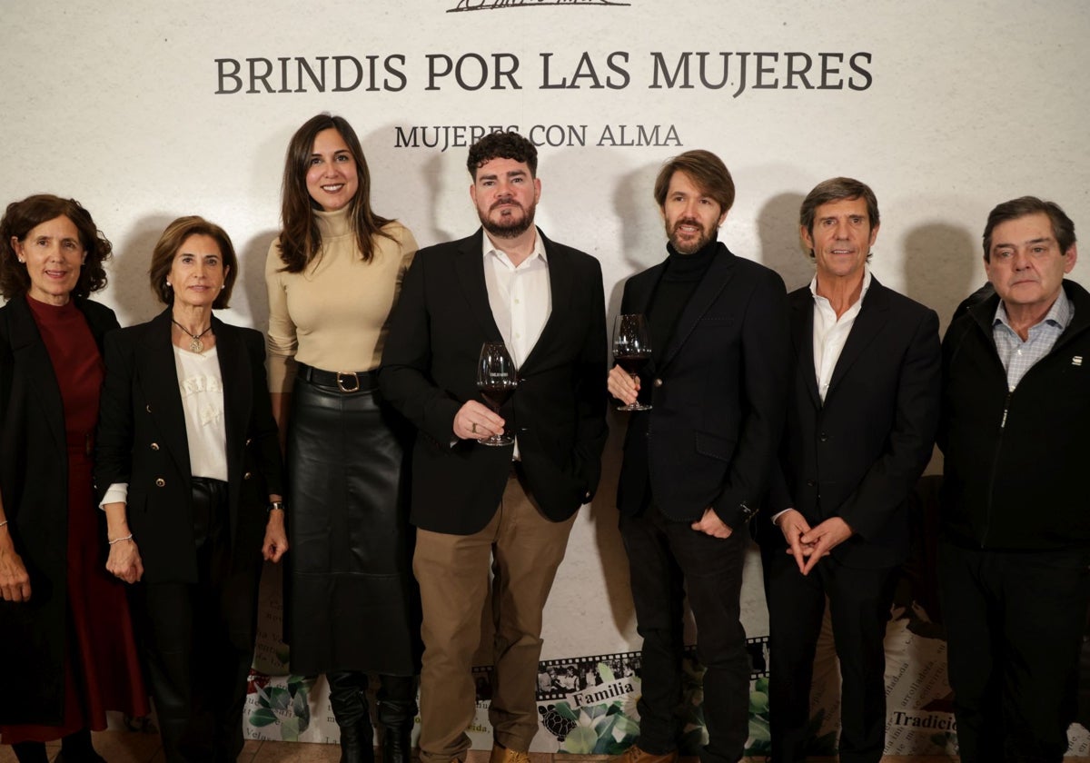 La familia bodeguera, junto a los hijos de Concha Velasco, la concejala Blanca Jiménez y el director del Teatro Calderón, Chema Viteri