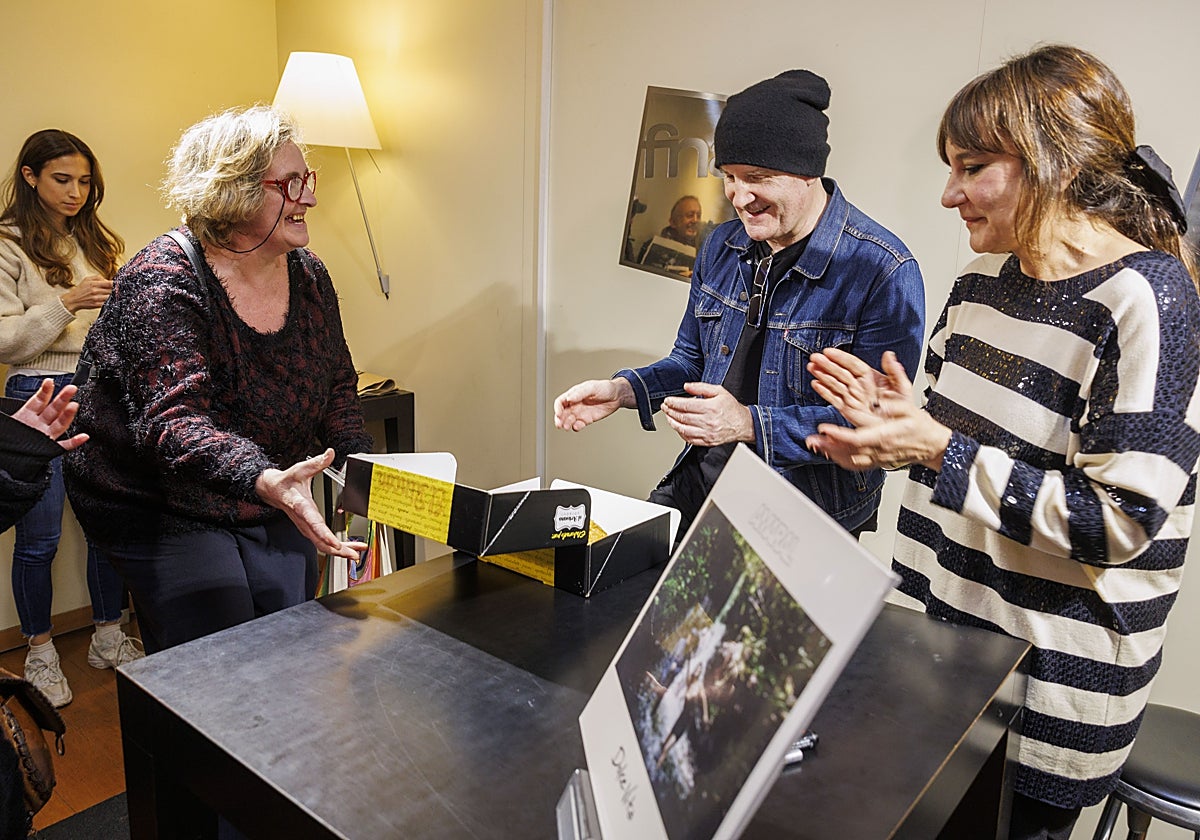 Eva Amaral y Juan Aguirre, del grupo Amaral, firman ejemplares de su último disco, 'Dolce Vita' este martes en Zaragoza