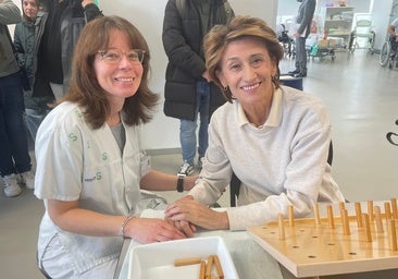 María José Salazar junto a su terapeuta ocupacional Prado Vázquez