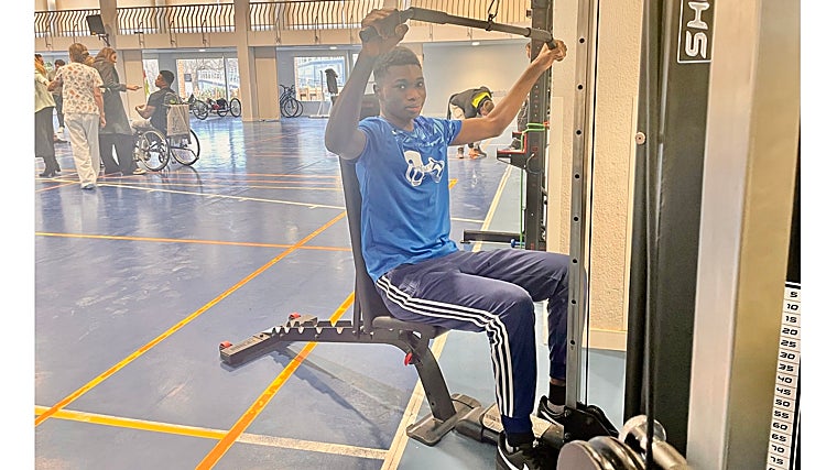 El paciente Toumamy Susso Damba, de 21 años y natural de Gambia, posa para ABC