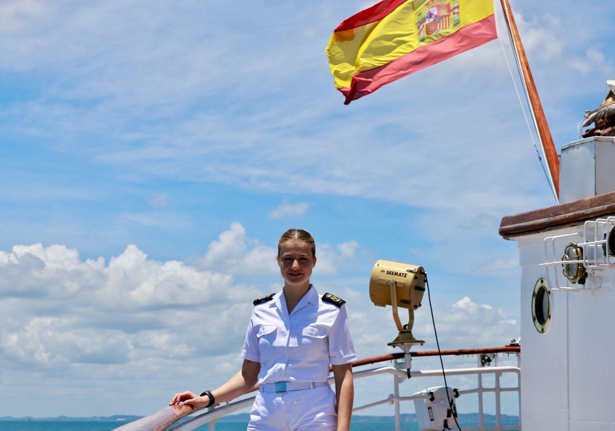 Princesa Leonor a bordo del buque escuela Juan Sebastián Elcano en su travesía por el océano Atlántico