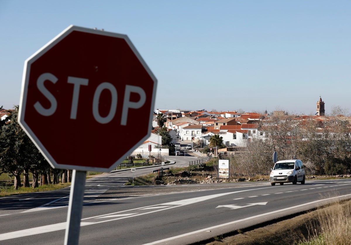 Un vehículo circula a la entrada de Añora