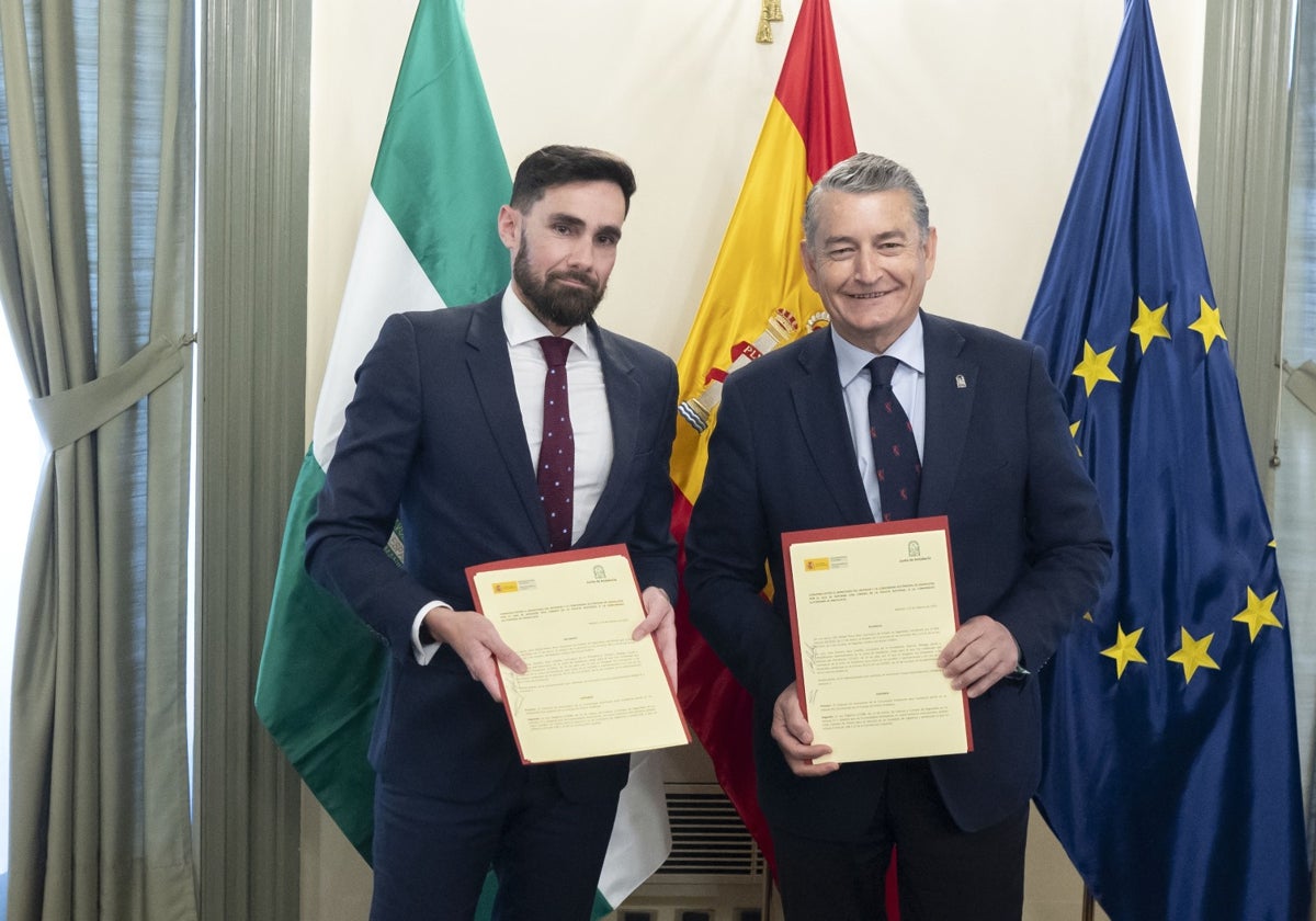 El consejero Antonio Sanz con el secretario de Estado de Seguridad, Rafael Pérez