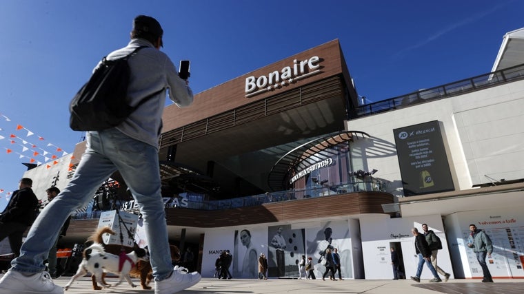 Imagen tomada este jueves en la reapertura del centro comercial Bonaire