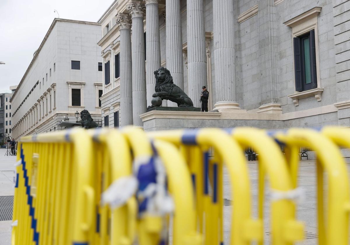 Un policía, a las puertas del Congreso de los Diputados