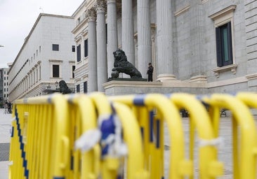 Cuatro agentes armados dentro de la comisión: despliegue policial en el Congreso por un compareciente de los atentados del 17-A