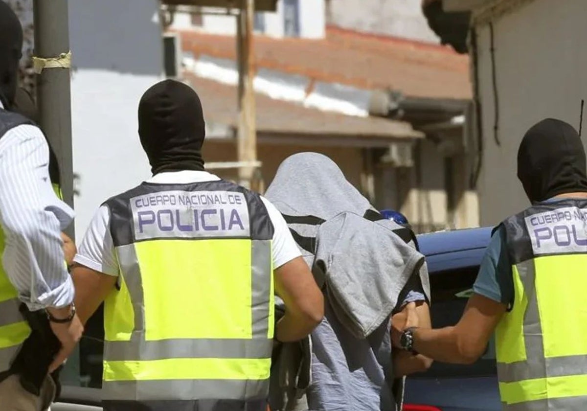 Agentes de la Policía Nacional conducen a un detenido en una operación antidroga