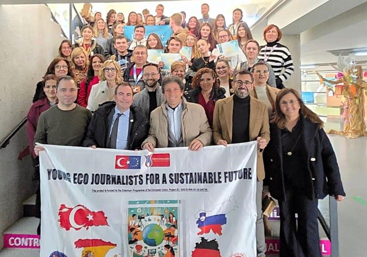 Gutiérrez junto al alcalde de Yuncos y la comunidad educativa, ayer, durante una jornada del Erasmus+