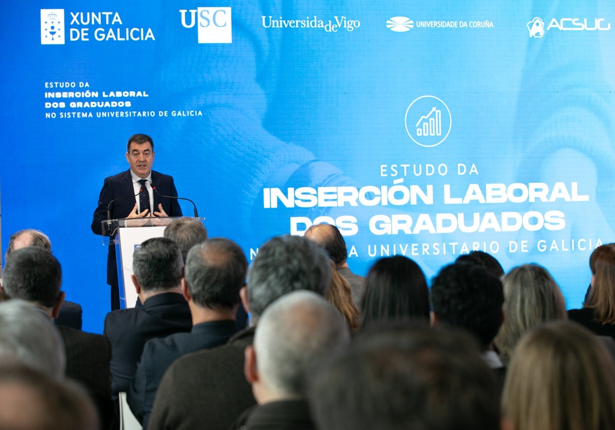 Román Rodríguez, el jueves, durante la presentación del estudio sobre inserción laboral, en Santiago