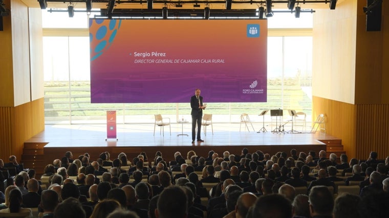 El director general de Cajamar, Sergio Pérez, durante su intervención ante más de 400 personas