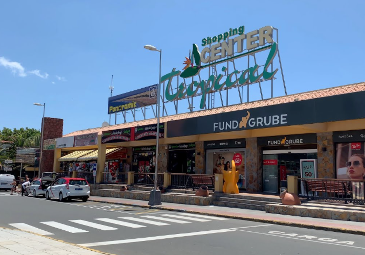 Fachada de la entrada al Shopping Center Tropical donde se han realizad  inspecciones