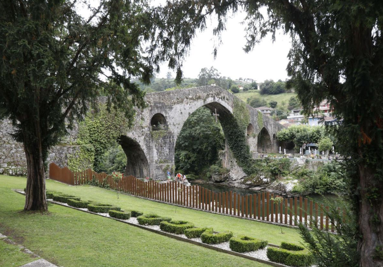 Hallan el cadáver de un hombre cerca del puente romano de Cangas de Onís