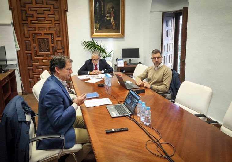 El presidente de la Institución provincial, Salvador Fuentes, en el centro de la imagen