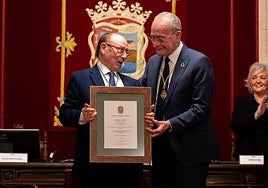 El cantaor Fosforito, nombrado Hijo Adoptivo de Málaga, recibe la Medalla de la Ciudad