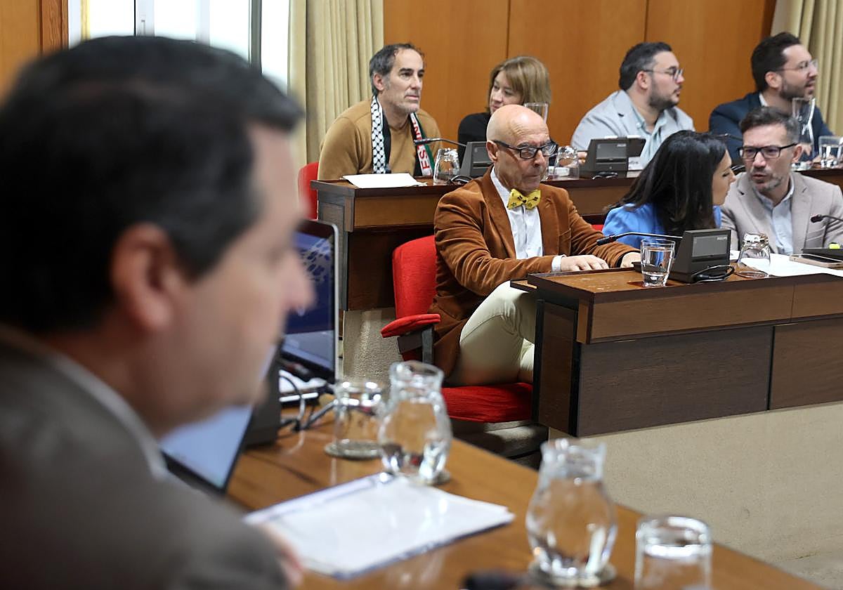 El alcalde y el portavoz socialista, al fondo, durante el Pleno celebrado este jueves